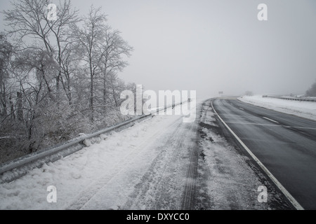 Autostrada vuota nebbiose invernali Foto Stock