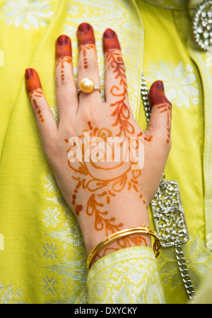 Una sposa Malay che mostra la sua bella Henna decori a mano. Foto Stock