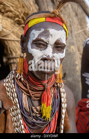 Colorato Karo donna faccia con la vernice, Kolcho, a sud della valle dell'Omo, Etiopia Foto Stock