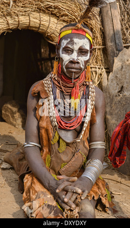 Colorato Karo donna di fronte la sua capanna in Kolcho, Valle dell'Omo, Etiopia Foto Stock