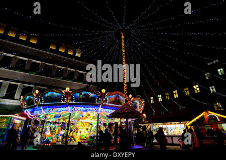 Kinderkarussell auf einem Weihnachtsmarkt, Karussel su un Christmas-Market, weihnachten, X-mas, Augsburg, Foto Stock