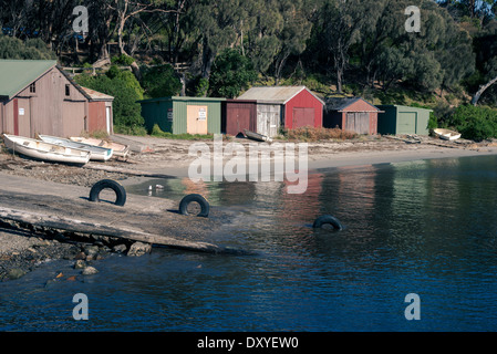 Capannoni nel piccolo porto di Penisola Tasmana. Foto Stock