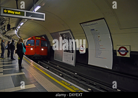 La linea Bakerloo piattaforma, Waterloo, London, England, Regno Unito Foto Stock