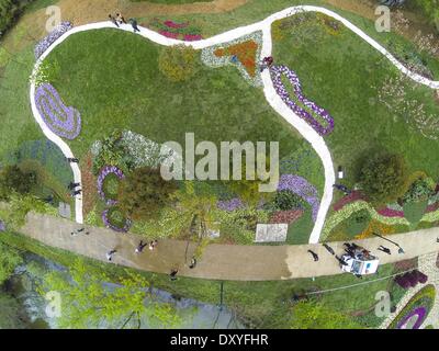 Hangzhou, cinese della Provincia di Zhejiang. 2 Apr 2014. Turisti visitano la zona umida Xixi in Hangzhou, a est della capitale cinese della Provincia di Zhejiang, 2 aprile 2014. Credito: Xu Yu/Xinhua/Alamy Live News Foto Stock