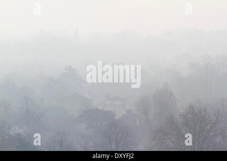 Il torneo di Wimbledon di Londra, Regno Unito. Il 2 aprile 2014. Una vista generale del sud ovest di Londra come ad alto inquinamento atmosferico che è un mix di locale e europeo delle emissioni e la polvere del Sahara è impostato a diffondere in tutta l'Inghilterra Credito: amer ghazzal/Alamy Live News Foto Stock