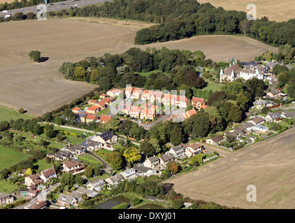 Vista aerea di un moderno complesso residenziale in area verde Foto Stock