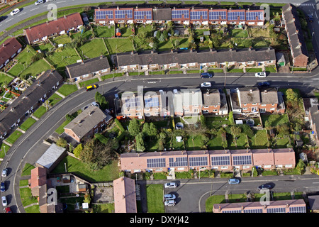 Vista aerea del moderno e vecchie case e bungalow con pannelli solari sul tetto Foto Stock