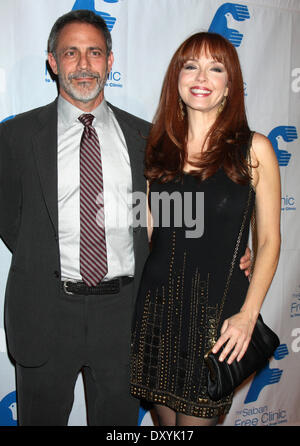 La Saban Free Clinic Gala presso il Beverly Hilton hotel - Arrivi con: Amy Yasbeck dove: Beverly Hills California Stati Uniti quando: 19 Nov 2012 Foto Stock