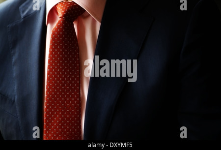 Girato a colori di un vestito e una cravatta rossa. Foto Stock