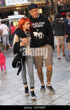 Hayley Williams dal Paramore fuori e circa al Grove con il suo fidanzato Chad Gilbert dalla fascia New Found Glory con: Hayley Williams,Ciad Gilbert dove: Hollywood California USA quando: 20 Nov 2012 Foto Stock