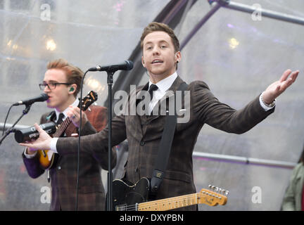 McFly eseguire su Oxford Circus a lanciare Shop West End VIP giorno dotata di: Tom Fletcher,Danny Jones dove: London Regno Unito quando: 24 Nov 2012 Foto Stock