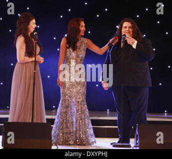 Jonathan Antoine e Charlotte Jaconelli aka Jonathan e Charlotte da Britains Got Talent 2012 eseguire presso il signor World 2012 alla Kent Showground in Detling Maidstone Kent England - 24.11.12 con: Myleene Klass; Jonathan Antoine e Charlotte Jac Foto Stock