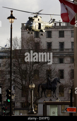 Cattura avviene per Tom Cruise è di nuovo film 'tutto ciò di cui hai bisogno è uccidere' a Trafalgar Square con: atmosfera dove: London Regno Unito quando: 25 Nov 2012 Foto Stock