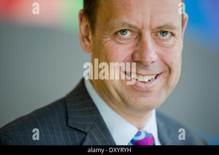 Duesseldorf, Germania. 02Apr, 2014. Torsten Oletzky, presidente dell'assicurazione Ergo Group Managing Board, arriva per il rendiconto finanziario conferenza stampa presso la sede aziendale a Duesseldorf in Germania, 02 aprile 2014. Foto: ROLF VENNENBERND/dpa/Alamy Live News Foto Stock