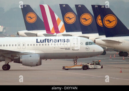 Duesseldorf, Germania. 02Apr, 2014. Aerei Lufthansa rimanere inattivo presso l'aeroporto di Duesseldorf, Germania, 02 aprile 2014. Lufthansa i piloti sono in sciopero dal 02 al 04 aprile 2014 per chiedere di meglio di retribuzioni e condizioni di lavoro. Lufthansa si aspetta che esso ha per annullare alcuni 3.800 voli in questo periodo. Foto: Federico Gambarini/dpa/Alamy Live News Foto Stock