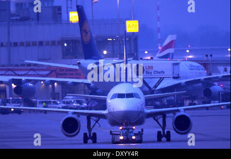 Duesseldorf, Germania. 02Apr, 2014. Aerei Lufthansa rimanere inattivo presso l'aeroporto di Duesseldorf, Germania, 02 aprile 2014. Lufthansa i piloti sono in sciopero dal 02 al 04 aprile 2014 per chiedere di meglio di retribuzioni e condizioni di lavoro. Lufthansa si aspetta che esso ha per annullare alcuni 3.800 voli in questo periodo. Foto: Federico Gambarini/dpa/Alamy Live News Foto Stock