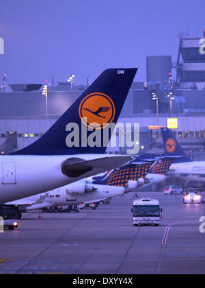 Duesseldorf, Germania. 02Apr, 2014. Aerei Lufthansa rimanere inattivo presso l'aeroporto di Duesseldorf, Germania, 02 aprile 2014. Lufthansa i piloti sono in sciopero dal 02 al 04 aprile 2014 per chiedere di meglio di retribuzioni e condizioni di lavoro. Lufthansa si aspetta che esso ha per annullare alcuni 3.800 voli in questo periodo. Foto: Federico Gambarini/dpa/Alamy Live News Foto Stock