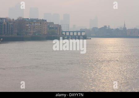 Londra, 2 aprile 2014. Haze oscura Docklands come l'inquinamento atmosferico da Europa e polvere dal deserto del Sahara tempeste di sabbia derive nel sud-est dell' Inghilterra.Livello di inquinamento sono in aumento i prossimi giorni. La scadente qualità dell'aria è la creazione di un haze in gran parte dell'Inghilterra. Credito: Paolo Davey/Alamy Live News Foto Stock