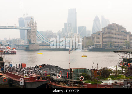 Londra, 2 aprile 2014. Lo smog oscura i grattacieli in città come l'inquinamento atmosferico da Europa e polvere dal deserto del Sahara tempeste di sabbia derive nel sud-est dell' Inghilterra.Livello di inquinamento sono in aumento i prossimi giorni. La scadente qualità dell'aria è la creazione di un haze in gran parte dell'Inghilterra. Credito: Paolo Davey/Alamy Live News Foto Stock