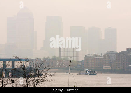 Londra, 2 aprile 2014. Docklands, a circa un miglio e mezzo di distanza è offuscato dallo smog come l'inquinamento atmosferico da Europa e polvere dal deserto del Sahara tempeste di sabbia derive nel sud-est dell' Inghilterra.Livello di inquinamento sono in aumento i prossimi giorni. La scadente qualità dell'aria è la creazione di un haze in gran parte dell'Inghilterra. Credito: Paolo Davey/Alamy Live News Foto Stock