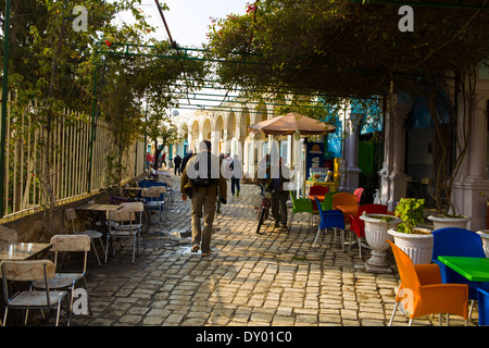 Una strada di ghiaia che conduce alle rovine romane in Tunisia Foto Stock