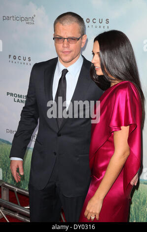 Funzionalità di messa a fuoco presenta la New York Premiere di " Terra promessa " a AMC Loews Lincoln Square offre: Matt Damon,Luciana Barroso dove: New York City NY Stati Uniti quando: 04 Dic 2012 Foto Stock