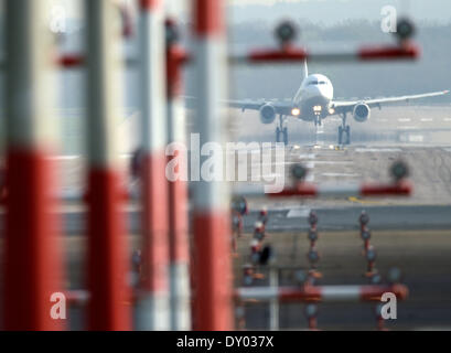 Duesseldorf, Germania. 02Apr, 2014. Un aeromobile di approcci per l'atterraggio all'aeroporto di Duesseldorf, Germania, 02 aprile 2014. Lufthansa i piloti sono in sciopero dal 02 al 04 aprile 2014 per chiedere di meglio di retribuzioni e condizioni di lavoro. Lufthansa si aspetta che esso ha per annullare alcuni 3.800 voli in questo periodo. Foto: FEDERICO GAMBARINI/dpa/Alamy Live News Foto Stock