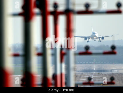 Duesseldorf, Germania. 02Apr, 2014. Un aeromobile di approcci per l'atterraggio all'aeroporto di Duesseldorf, Germania, 02 aprile 2014. Lufthansa i piloti sono in sciopero dal 02 al 04 aprile 2014 per chiedere di meglio di retribuzioni e condizioni di lavoro. Lufthansa si aspetta che esso ha per annullare alcuni 3.800 voli in questo periodo. Foto: FEDERICO GAMBARINI/dpa/Alamy Live News Foto Stock