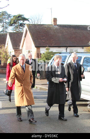 Il principe Charles Prince of Wales soddisfa le vittime delle inondazioni di Roe Parc chi è case sono state gravemente danneggiate dall'acqua oltre che fluisce dal vicino fiume Elwy dotate: Prince Charles, Principe di Galles dove: Galles quando: 03 Dic 2012 Foto Stock