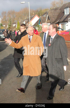 Il principe Charles Prince of Wales soddisfa le vittime delle inondazioni di Roe Parc chi è case sono state gravemente danneggiate dall'acqua oltre che fluisce dal vicino fiume Elwy dotate: Prince Charles, Principe di Galles dove: Galles quando: 03 Dic 2012 Foto Stock