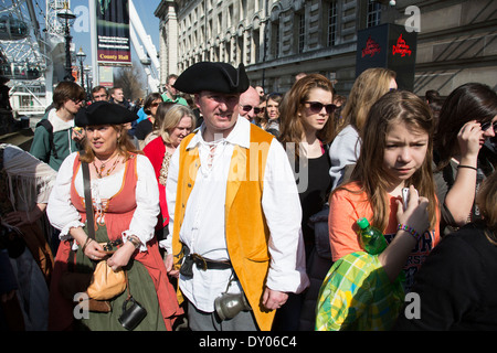 Fiume Rogues Pirate rievocazione della società si riuniscono per una giornata fuori in una trafficata Southbank. South Bank di Londra, Regno Unito. Foto Stock