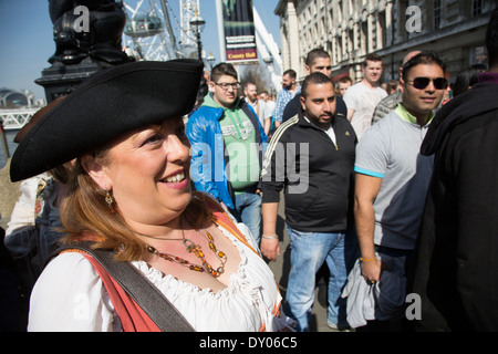 Fiume Rogues Pirate rievocazione della società si riuniscono per una giornata fuori in una trafficata Southbank. South Bank di Londra, Regno Unito. Foto Stock