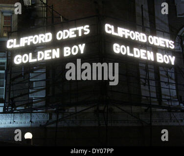 Atmosfera fuori la Belasco Theatre davanti alla Broadway apertura notturna prestazioni del Lincoln Center Theatre della produzione del "Golden Boy' dotate di: atmosfera dove: New York Stati Uniti quando: 06 Dic 2012 Foto Stock