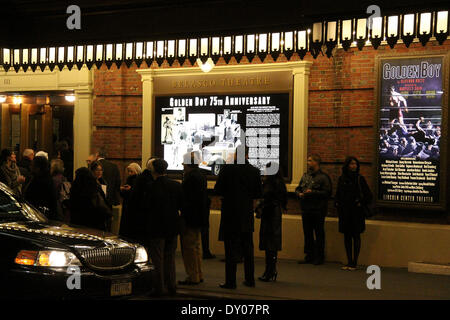 Atmosfera fuori la Belasco Theatre davanti alla Broadway apertura notturna prestazioni del Lincoln Center Theatre della produzione del "Golden Boy' dotate di: atmosfera dove: New York Stati Uniti quando: 06 Dic 2012 Foto Stock