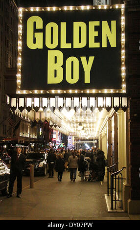 Atmosfera fuori la Belasco Theatre davanti alla Broadway apertura notturna prestazioni del Lincoln Center Theatre della produzione del "Golden Boy' dotate di: atmosfera dove: New York Stati Uniti quando: 06 Dic 2012 Foto Stock