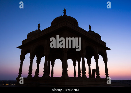 Bada Bagh cenotafio silhouette tramonto in Jaisalmer, Rajasthan, India Foto Stock