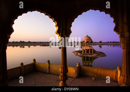 Gadi Sagar (Gadisar) il lago è una delle più importanti attrazioni turistiche in Jaisalmer, Rajasthan, India del Nord. Artisticamente ca Foto Stock