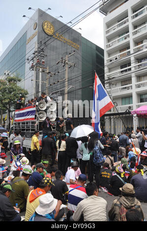 Bangkok, Tailandia. 2 Apr 2014. Thai governo anti-manifestanti prendere parte a una protesta al di fuori del ministero delle Finanze a Bangkok, Thailandia, Aprile 2, 2014. Credito: Rachen Sageamsak/Xinhua/Alamy Live News Foto Stock