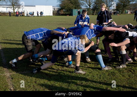 Woodbridge warriors al di sotto dei 16 giovani di rugby giocando contro il Colchester, Essex, Inghilterra Foto Stock