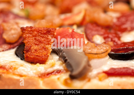 Close up di un pollo e gamberi pizza Foto Stock