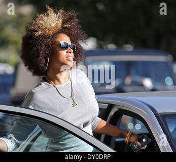 Kelis getting nella sua auto dopo lo shopping al Saks sulla Fifth Avenue con il Figlio suo cavaliere con: Kelis,Kelis Rogers dove: Beverly Hills California Stati Uniti quando: 10 Dic 2012 Foto Stock