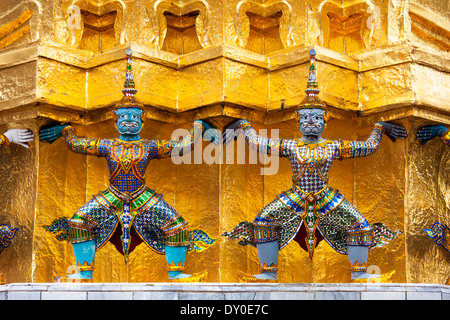 Le statue di Demon - tutori (Gigante) protetto golden pagoda nel Tempio del Buddha di Smeraldo (Wat Phra Kaeo) Grand Palace , Divieto Foto Stock