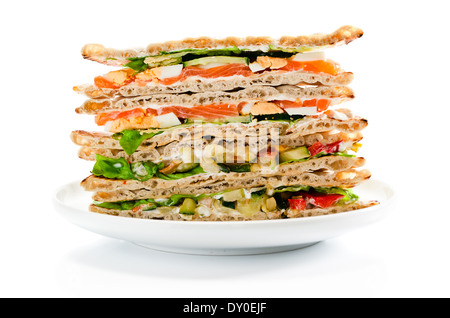 Sandwich con salmone e verdure su piastra bianca Foto Stock