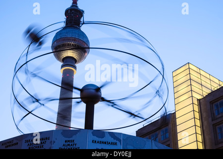 World Time Clock di fronte Fernsehturm torre della TV di Berlino, Germania Foto Stock