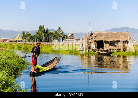 Ragazzo su una piroga in un villaggio sul Lago Inle, Nyaung Shwe, Myanmar, Asia Foto Stock