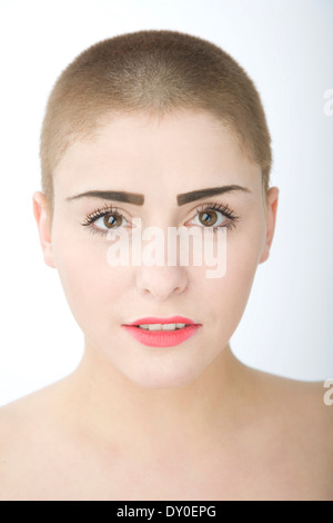 Ritratto di una donna con capelli rasata. Foto Stock