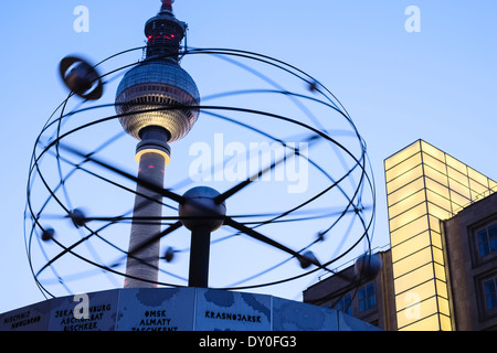 World Time Clock di fronte Fernsehturm torre della TV di Berlino, Germania Foto Stock