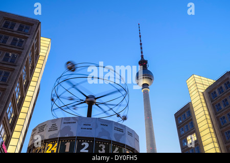 World Time Clock di fronte Fernsehturm torre della TV di Berlino, Germania Foto Stock