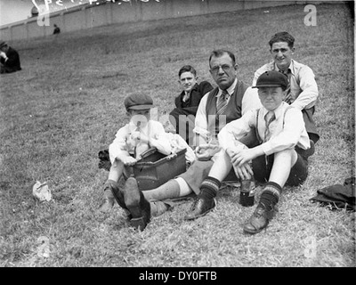 Questa fotografia cattura un gruppo di uomini e ragazzi alla seconda partita di cricket del NSW-Victoria nel 1937. L'immagine mette in risalto lo spettatore e la cultura sportiva del tempo, con particolare attenzione ai campi di cricket di Sydney. Foto Stock