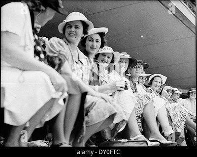 Questa foto di Sam Hood della partita di cricket Second test del 1936 a Sydney cattura l'emozione della folla al Sydney Cricket Ground. L'immagine fornisce uno sguardo storico sulla popolarità del cricket in Australia all'inizio del XX secolo, con gli spettatori che indossano cappelli e mostrano il loro entusiasmo per il gioco. Foto Stock